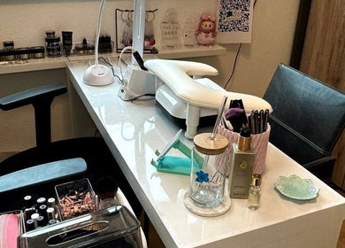 Maniküretisch bei Lelis Nails in Vomp, Tirol, AT, ausgestattet mit Nagellack und Werkzeugen.
