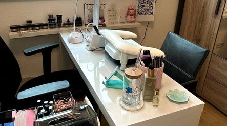 Maniküretisch bei Lelis Nails in Vomp, Tirol, AT, ausgestattet mit Nagellack und Werkzeugen.
