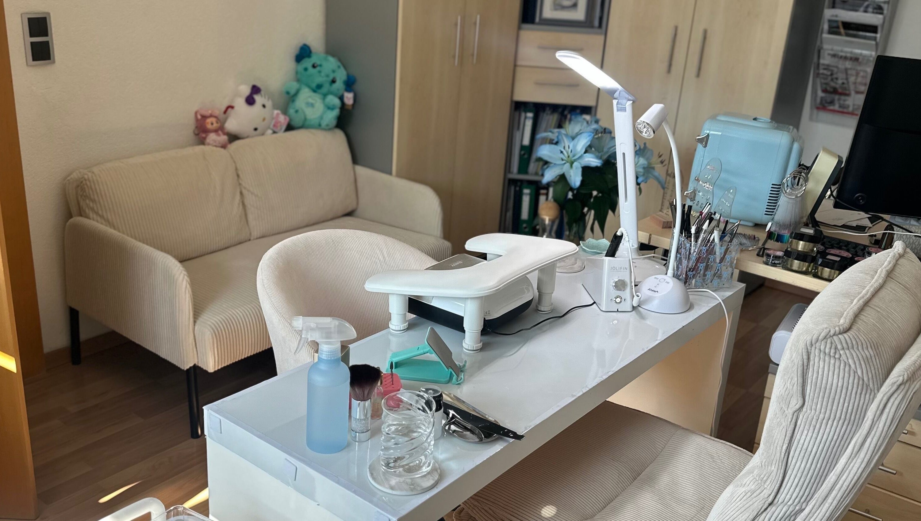 Heller Nagelstudio-Tisch bei Lelis Nails in Vomp, Tirol, AT mit Werkzeugen und Dekoration.