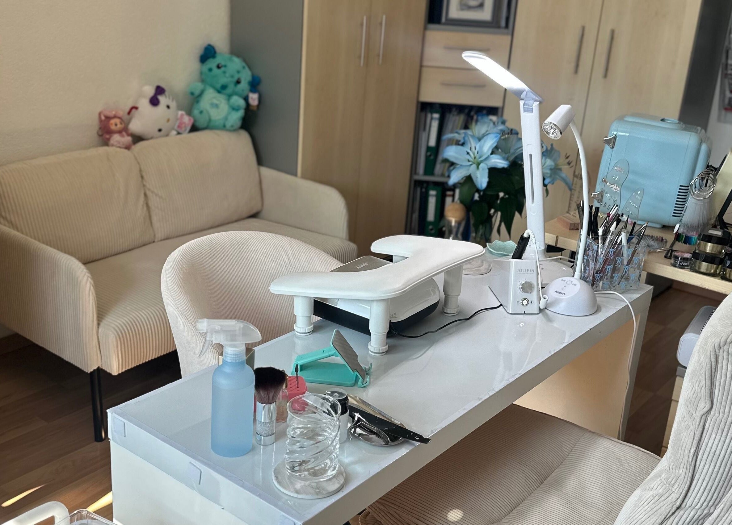 Heller Nagelstudio-Tisch bei Lelis Nails in Vomp, Tirol, AT mit Werkzeugen und Dekoration.