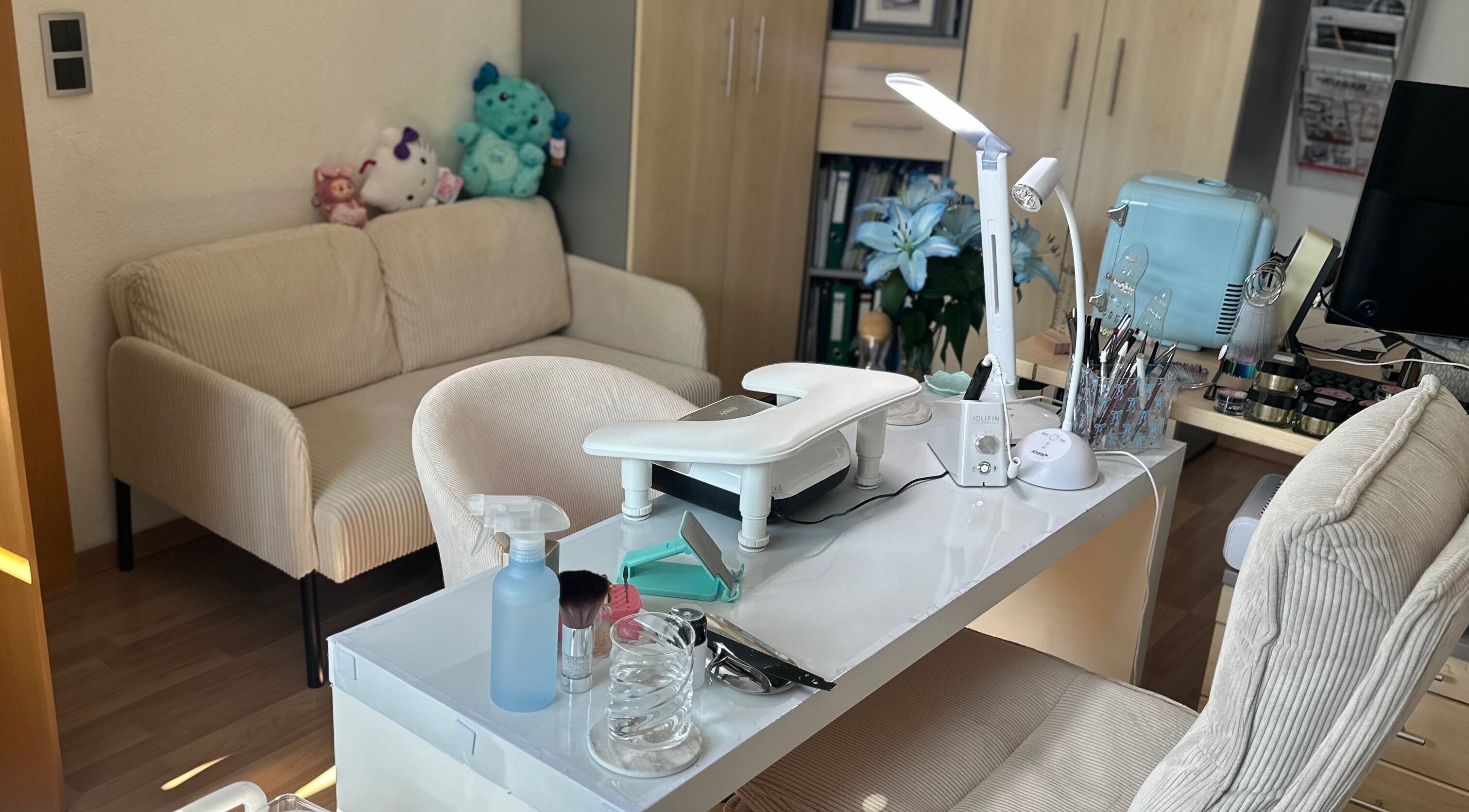 Heller Nagelstudio-Tisch bei Lelis Nails in Vomp, Tirol, AT mit Werkzeugen und Dekoration.