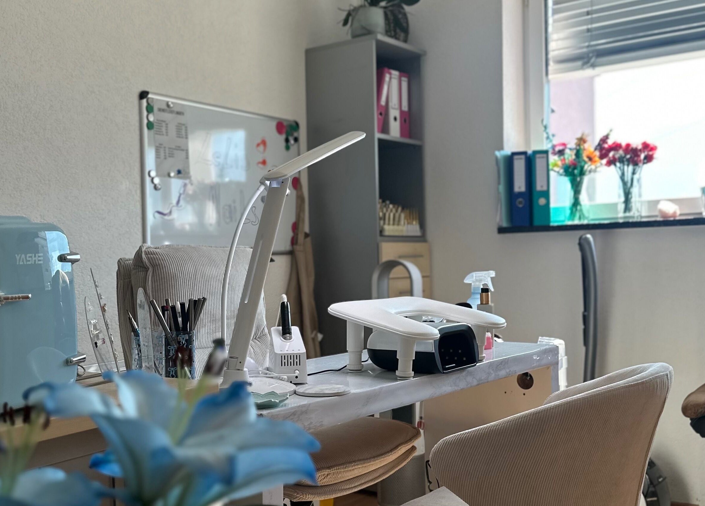 Elegante Nagelstation bei Lelis Nails in Vomp, Tirol, AT, perfekt für Maniküre-Erlebnisse.