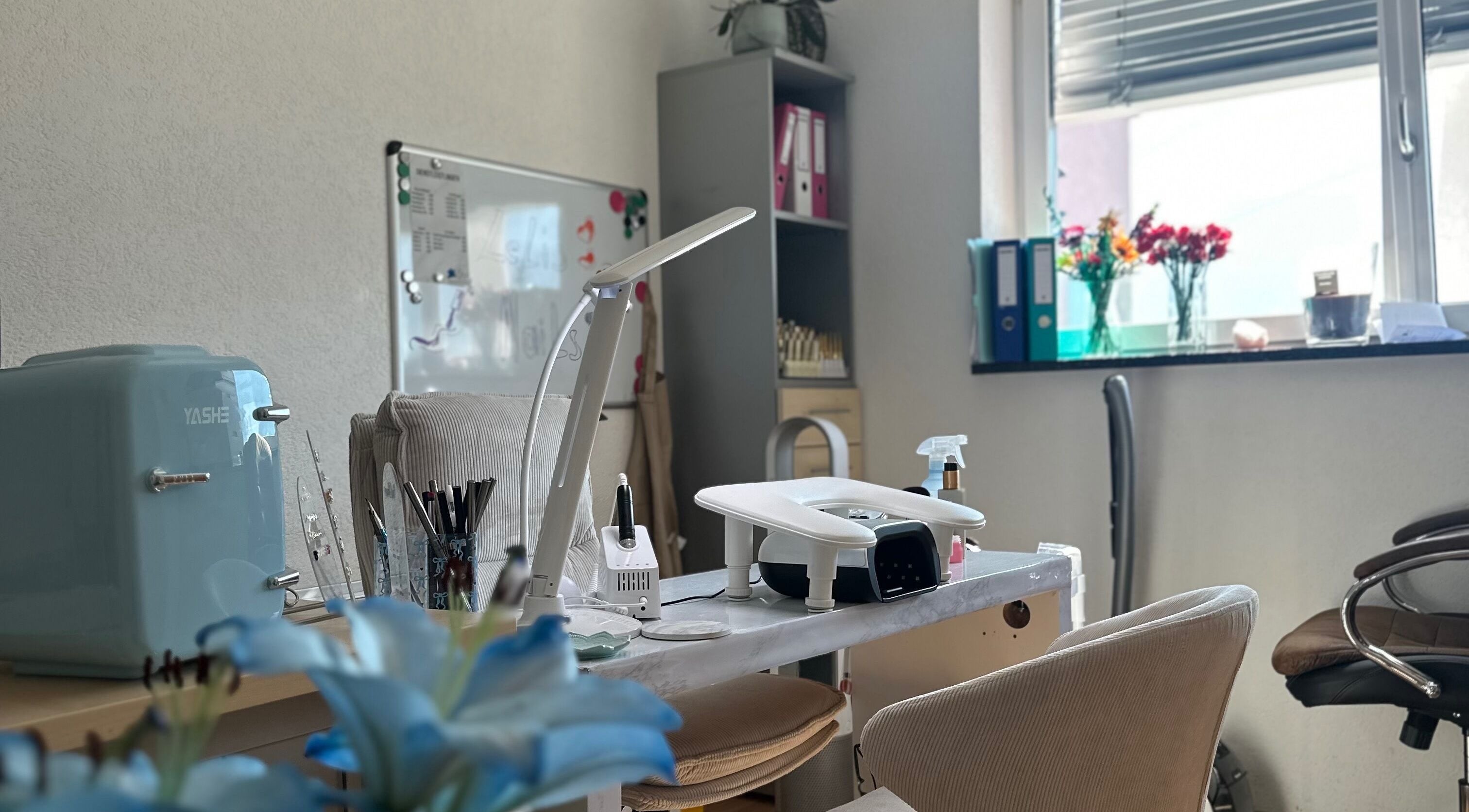 Elegante Nagelstation bei Lelis Nails in Vomp, Tirol, AT, perfekt für Maniküre-Erlebnisse.