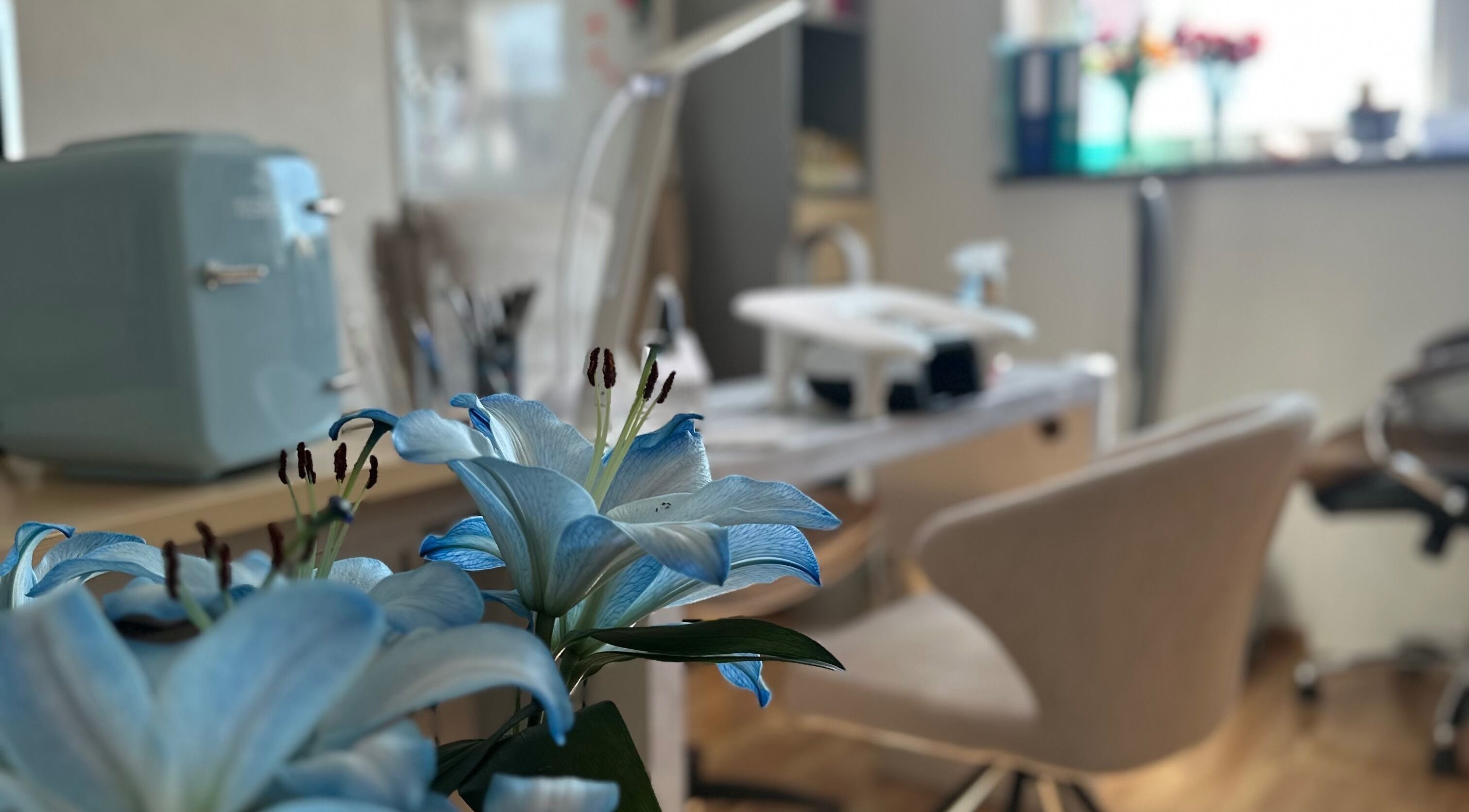 Blaue Blumen auf Nageltisch bei Lelis Nails, Vomp, Tirol, AT, schaffen entspannte Atmosphäre.