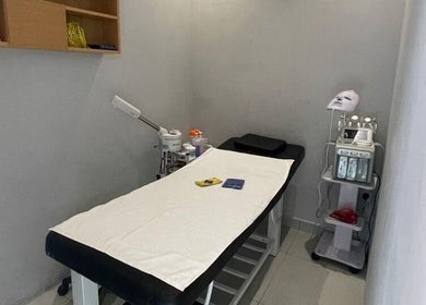 Tranquil treatment room at Al Shahid Salon, Dubai, Dubai, AE with modern equipment and a comfortable bed.
