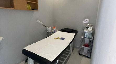 Tranquil treatment room at Al Shahid Salon, Dubai, Dubai, AE with modern equipment and a comfortable bed.