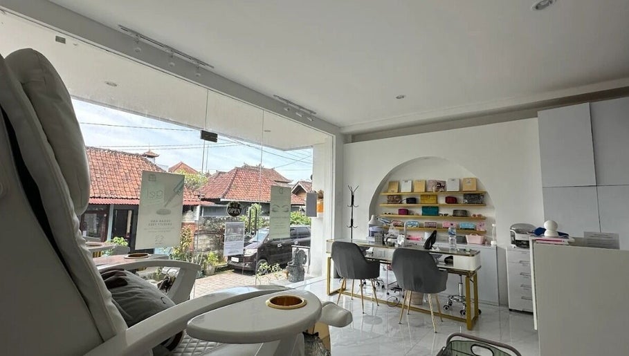 Interior moderno de Desy Nails & Beauty en Bali, Bali, ID, con sillas cómodas y decoración elegante.