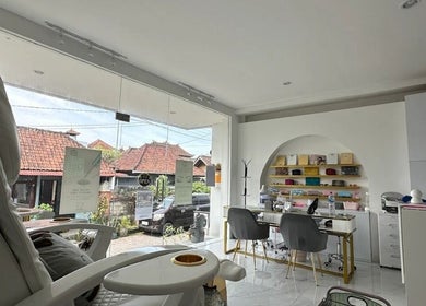 Interior moderno de Desy Nails & Beauty en Bali, Bali, ID, con sillas cómodas y decoración elegante.