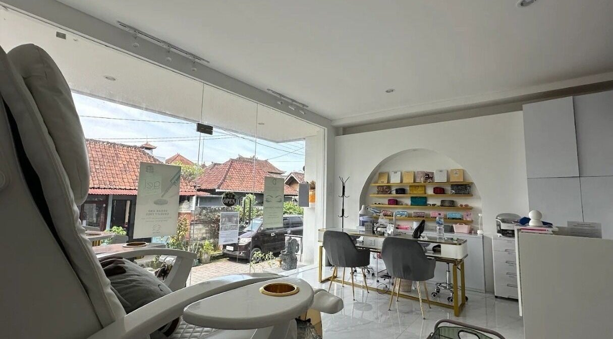 Interior moderno de Desy Nails & Beauty en Bali, Bali, ID, con sillas cómodas y decoración elegante.