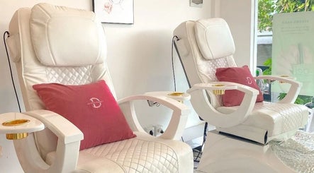 Sillas blancas acolchadas en Desy Nails & Beauty, Bali, Bali, ID, para relajación y cuidado.
