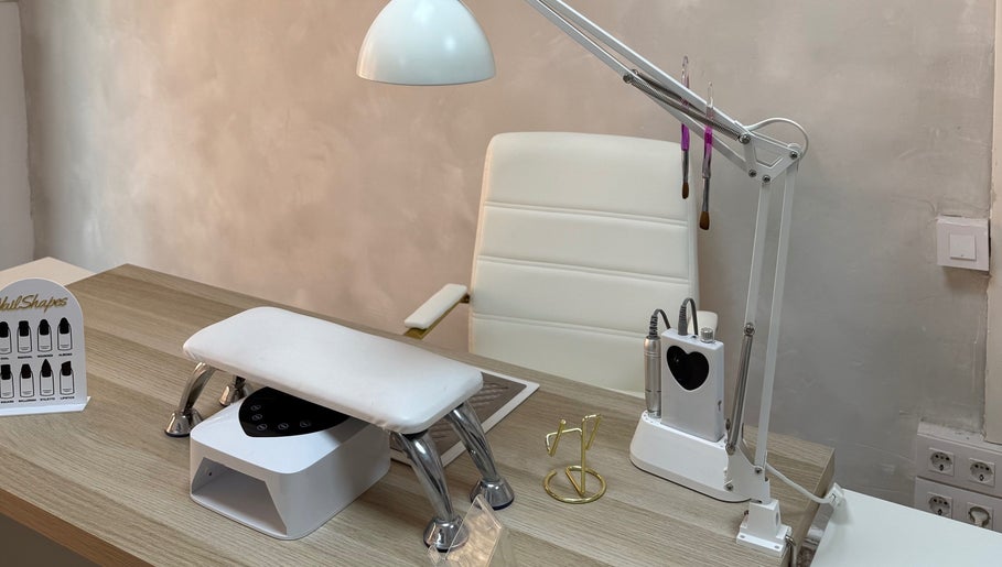 Mesa de manicura moderna en Cris.Nailsuite, Murcia, Región De Murcia, ES, equipada con lámpara y herramientas.
