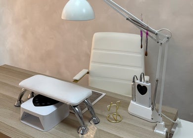 Mesa de manicura moderna en Cris.Nailsuite, Murcia, Región De Murcia, ES, equipada con lámpara y herramientas.