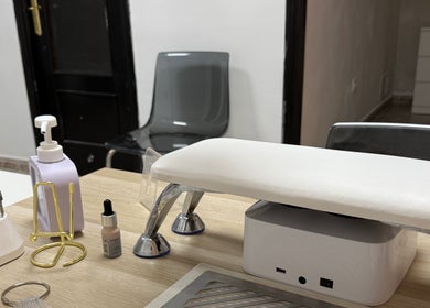 Estación de manicura en Cris.Nailsuite, Murcia, Región De Murcia, ES con silla y herramientas.