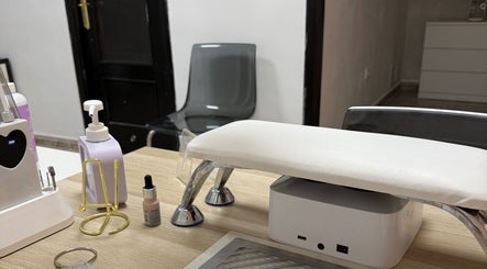 Estación de manicura en Cris.Nailsuite, Murcia, Región De Murcia, ES con silla y herramientas.
