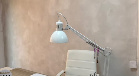 Espacio de manicura en Cris.Nailsuite, Murcia, Región De Murcia, ES con silla blanca y lámpara moderna.