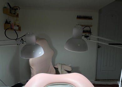 Espacio de trabajo en Anlly Nail Studio, San Francisco De Macorís, con lámparas especializadas.