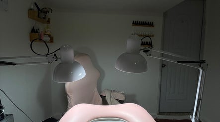 Espacio de trabajo en Anlly Nail Studio, San Francisco De Macorís, con lámparas especializadas.