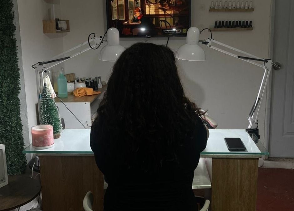 Interior de Anlly Nail Studio en San Francisco De Macorís, Duarte, DO, mostrando una clienta lista en la mesa de manicura.