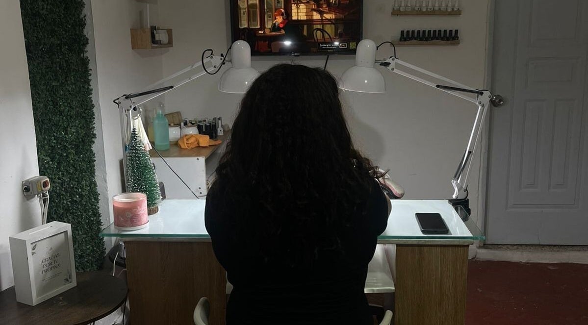 Interior de Anlly Nail Studio en San Francisco De Macorís, Duarte, DO, mostrando una clienta lista en la mesa de manicura.