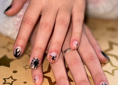 Diseño de uñas artístico en Pretty & Bright, Lleida, Catalunya, ES.