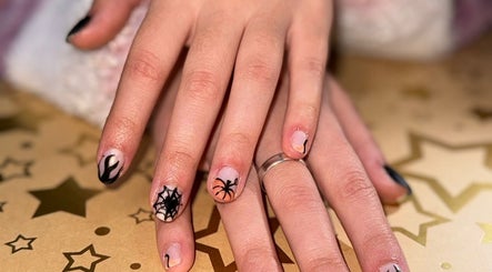 Diseño de uñas artístico en Pretty & Bright, Lleida, Catalunya, ES.