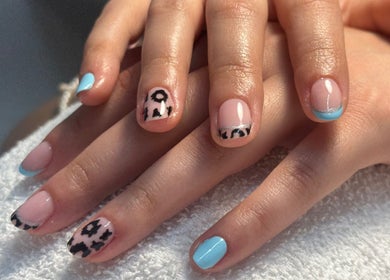 Diseño de uñas modernas en Pretty & Bright, Lleida, Catalunya, ES, con detalles en azul y negro.