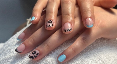 Diseño de uñas modernas en Pretty & Bright, Lleida, Catalunya, ES, con detalles en azul y negro.