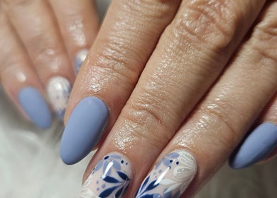 Elegant floral nail art design at BTS Beauty, Centurion, Gauteng, ZA showcasing intricate blue patterns.
