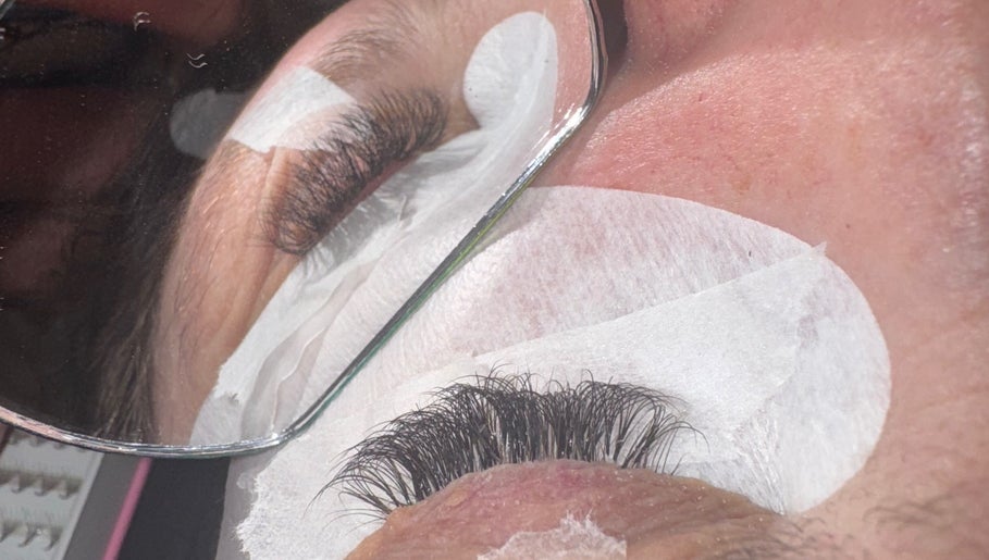 Extension de cils à L’essence Du Regard à Brignon, Occitanie, FR, illustrant un soin précis et professionnel.