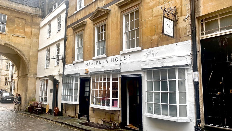 Charming street view of Manipura House, a wellness venue in Bath, England, GB with classic architecture.