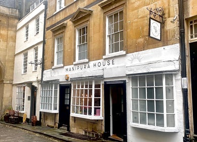 Charming street view of Manipura House, a wellness venue in Bath, England, GB with classic architecture.