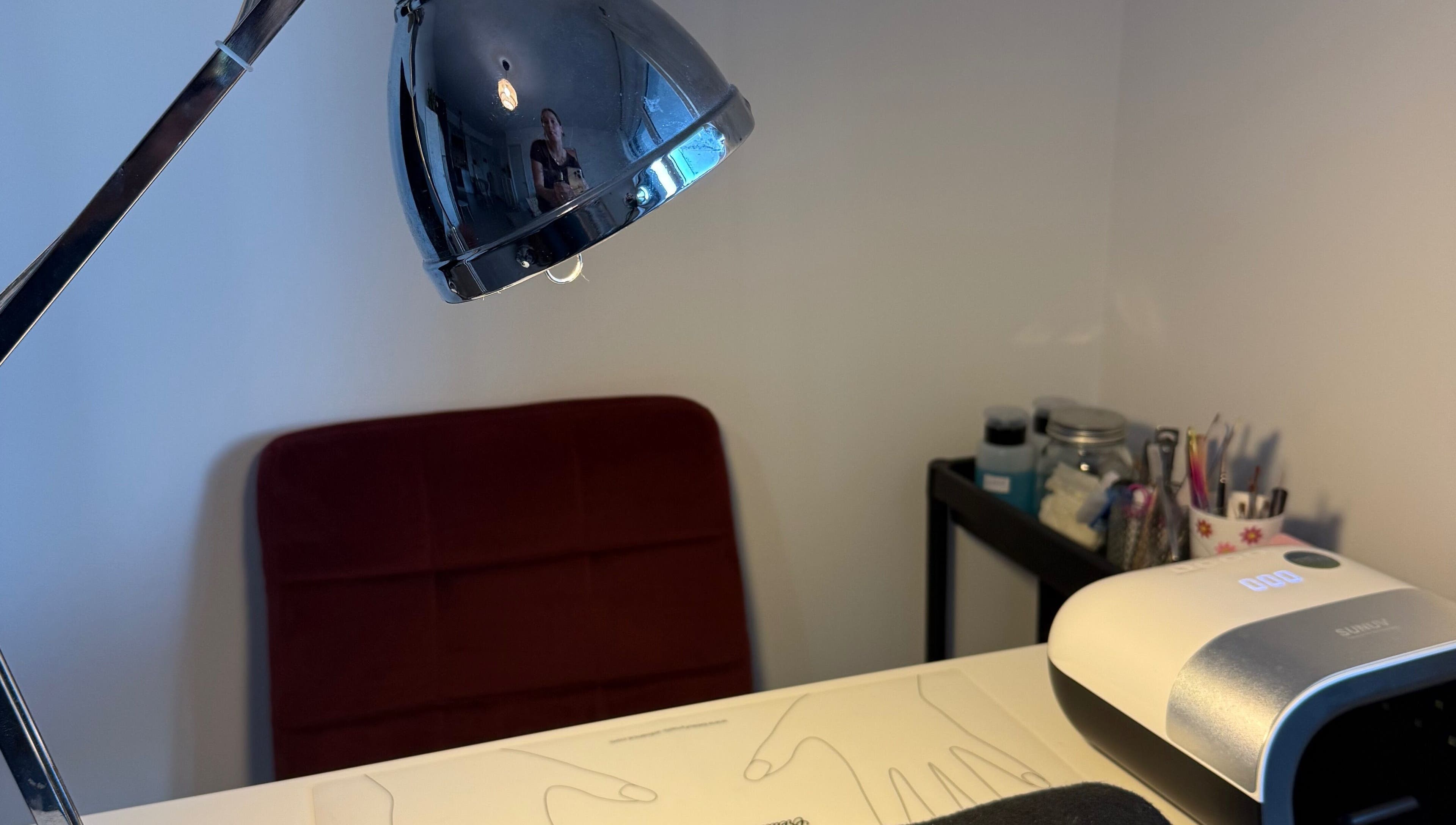 Table de manucure moderne à L'Aura Des Ongles, La Ciotat, Provence-alpes-côte D'azur, FR.