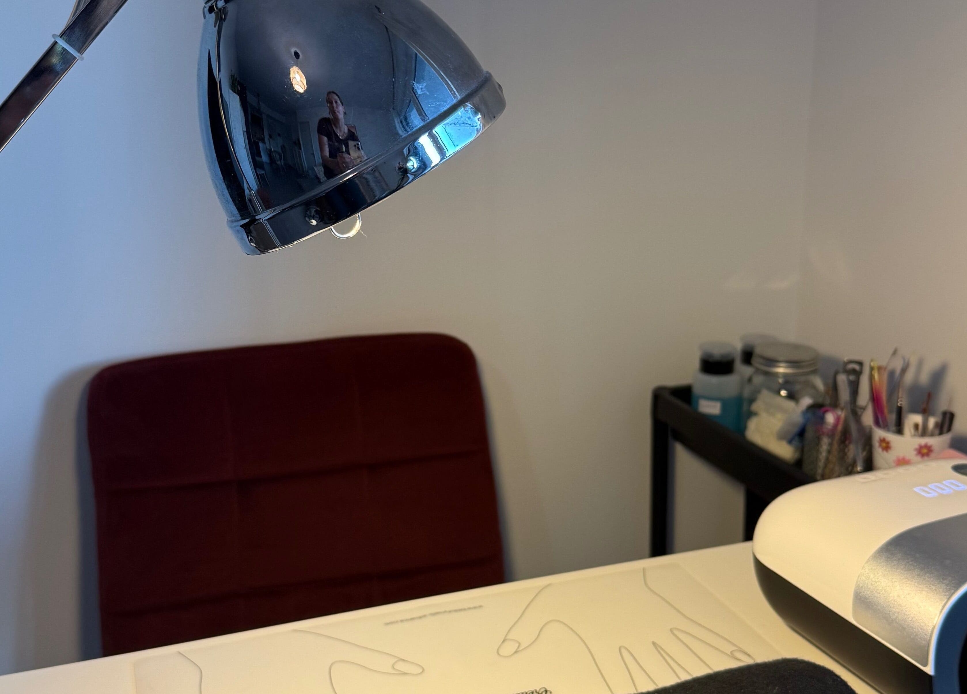 Table de manucure moderne à L'Aura Des Ongles, La Ciotat, Provence-alpes-côte D'azur, FR.