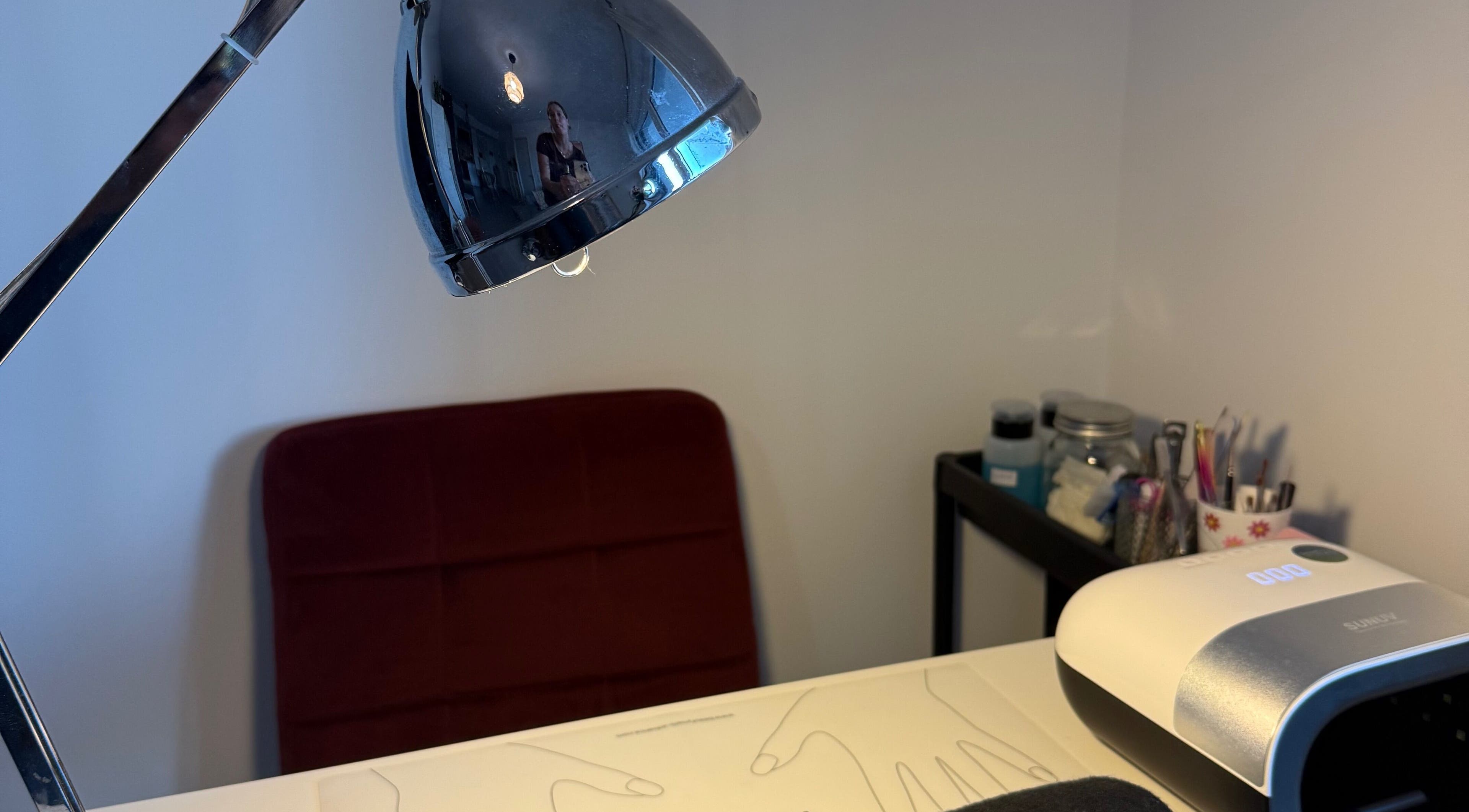 Table de manucure moderne à L'Aura Des Ongles, La Ciotat, Provence-alpes-côte D'azur, FR.