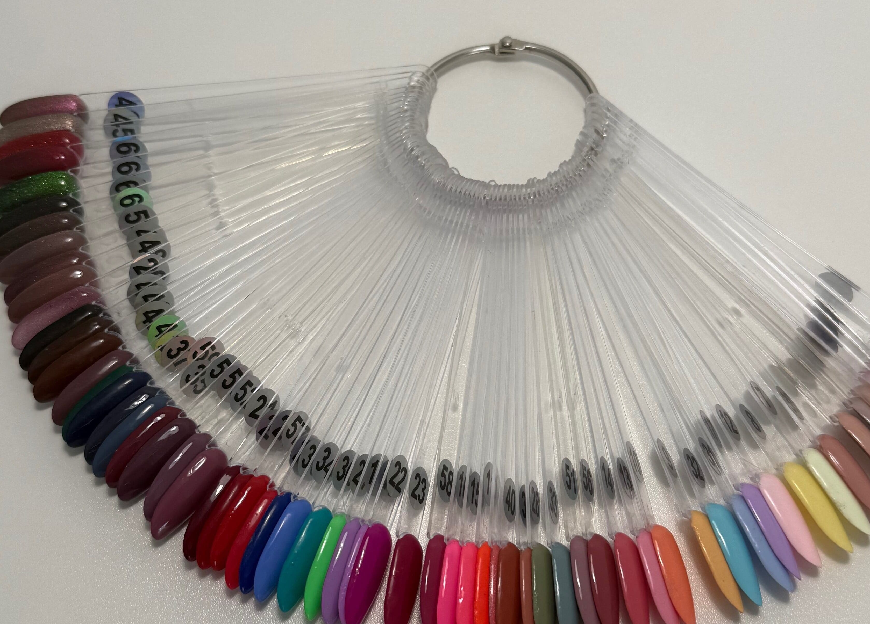 Palette de couleurs ongles à L'Aura Des Ongles, La Ciotat, Provence-Alpes-Côte d'Azur, FR.