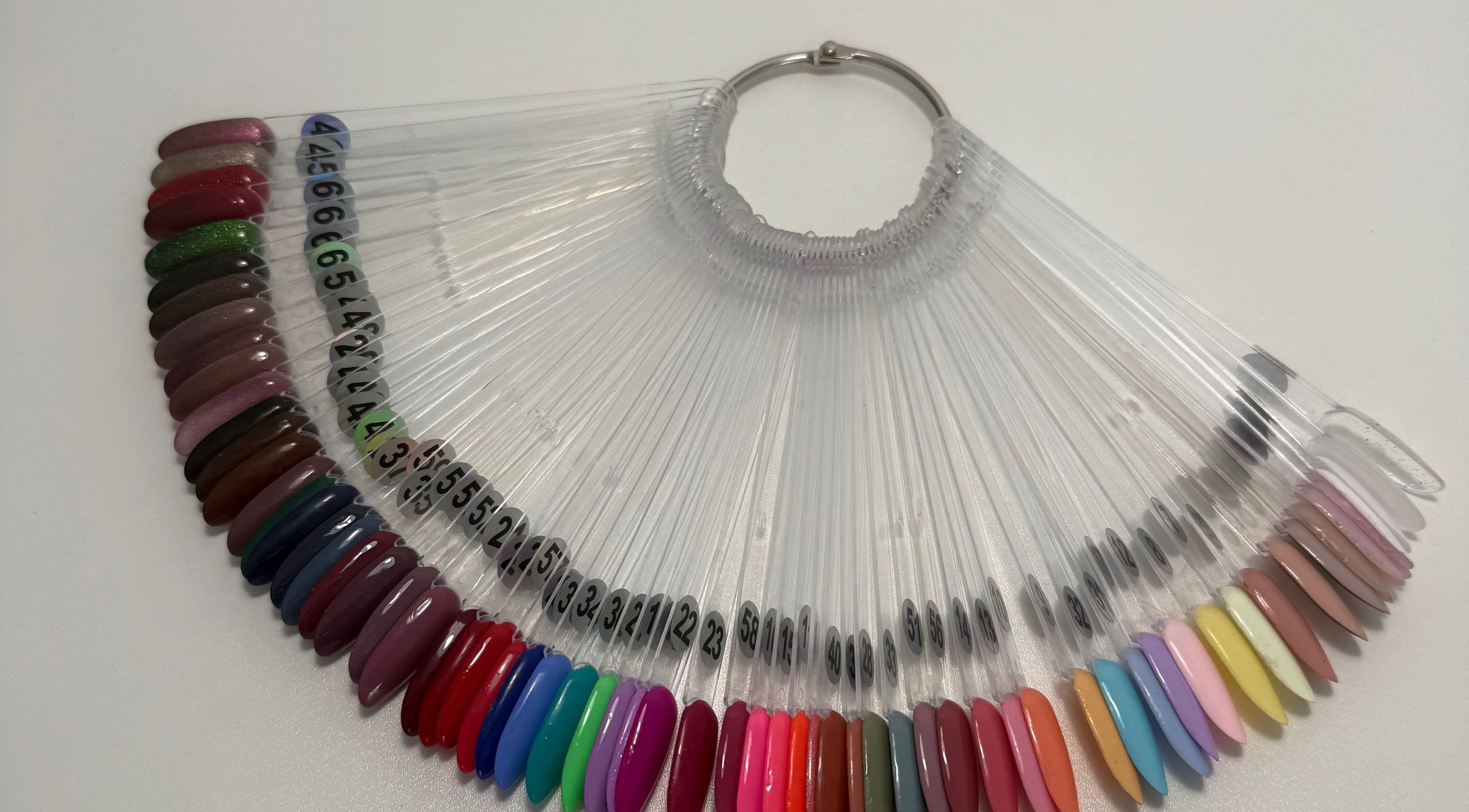 Palette de couleurs ongles à L'Aura Des Ongles, La Ciotat, Provence-Alpes-Côte d'Azur, FR.