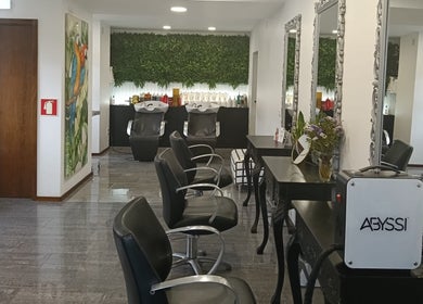 Salão moderno na ÉLISA - MÉTAMORPHOSE DE SOI, Moreira De Cónegos, Braga, PT com cadeiras e espelhos elegantes.