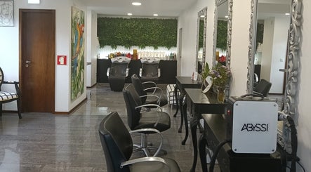 Salão moderno na ÉLISA - MÉTAMORPHOSE DE SOI, Moreira De Cónegos, Braga, PT com cadeiras e espelhos elegantes.