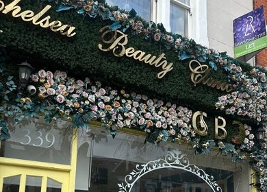 Floura Clinic entrance adorned with flowers, London, England, GB.