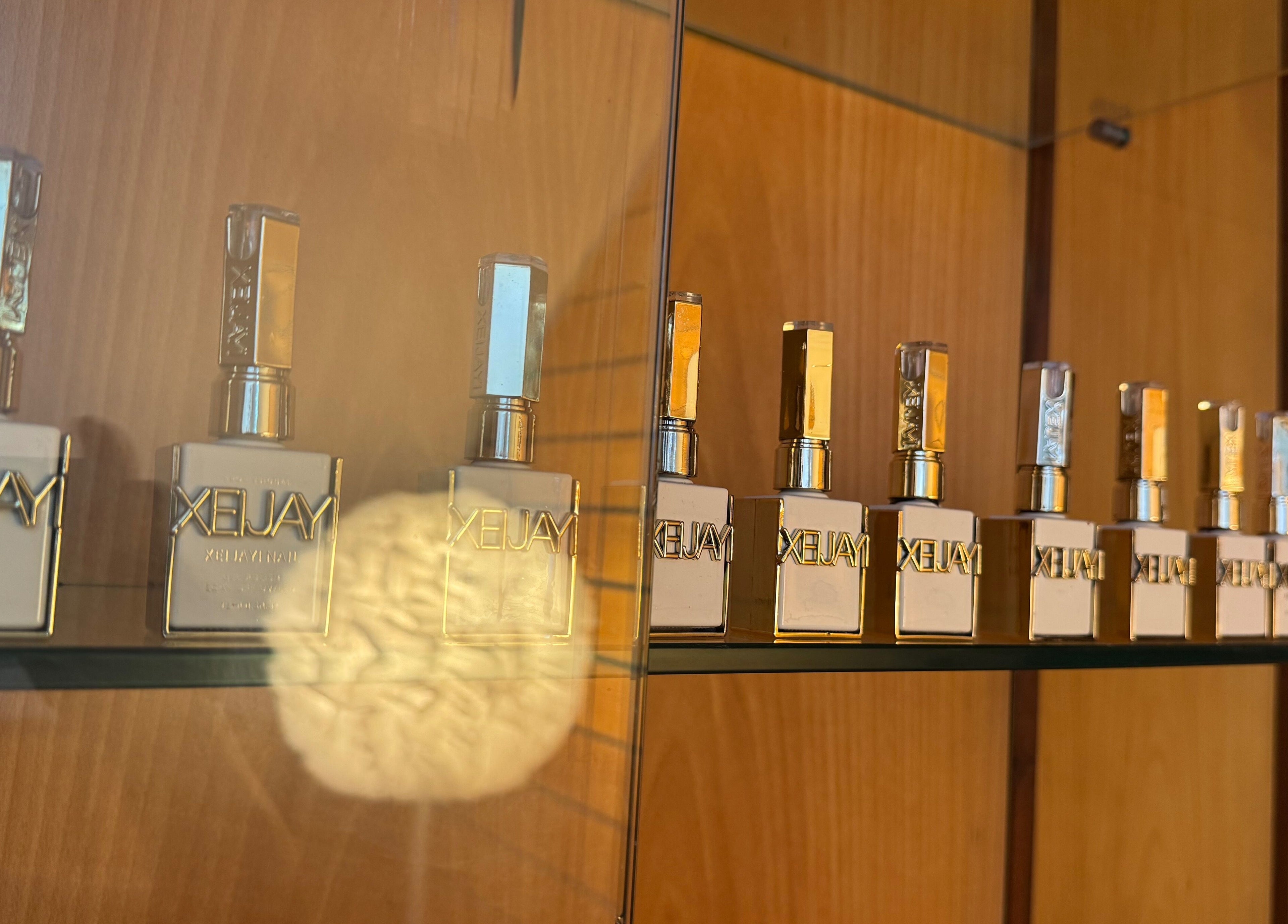 Frascos de perfume alinhados em prateleira no Karen Passos, Algés, Lisboa, PT.