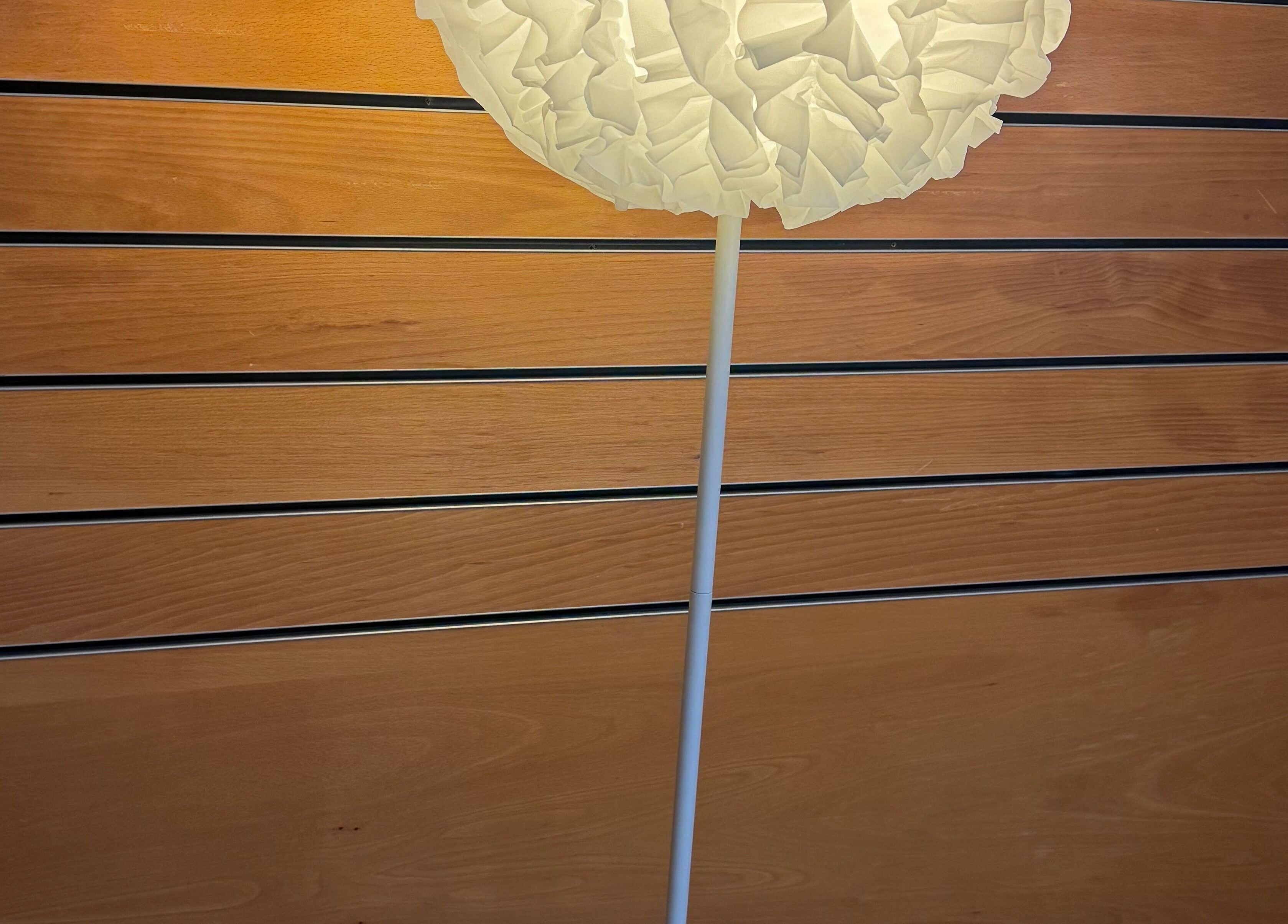 Candeeiro com design elegante no salão Karen Passos, Algés, Lisboa, PT.