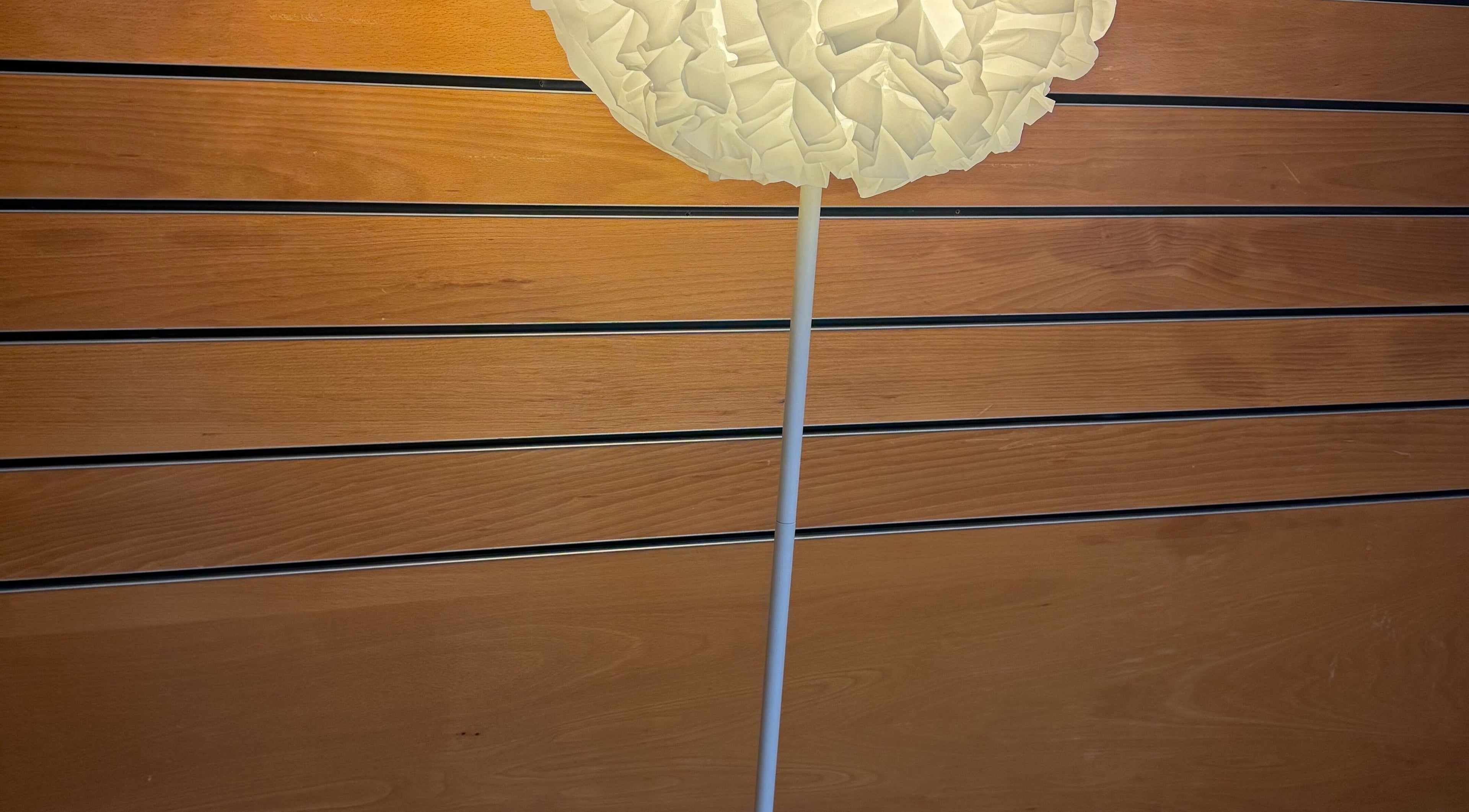 Candeeiro com design elegante no salão Karen Passos, Algés, Lisboa, PT.