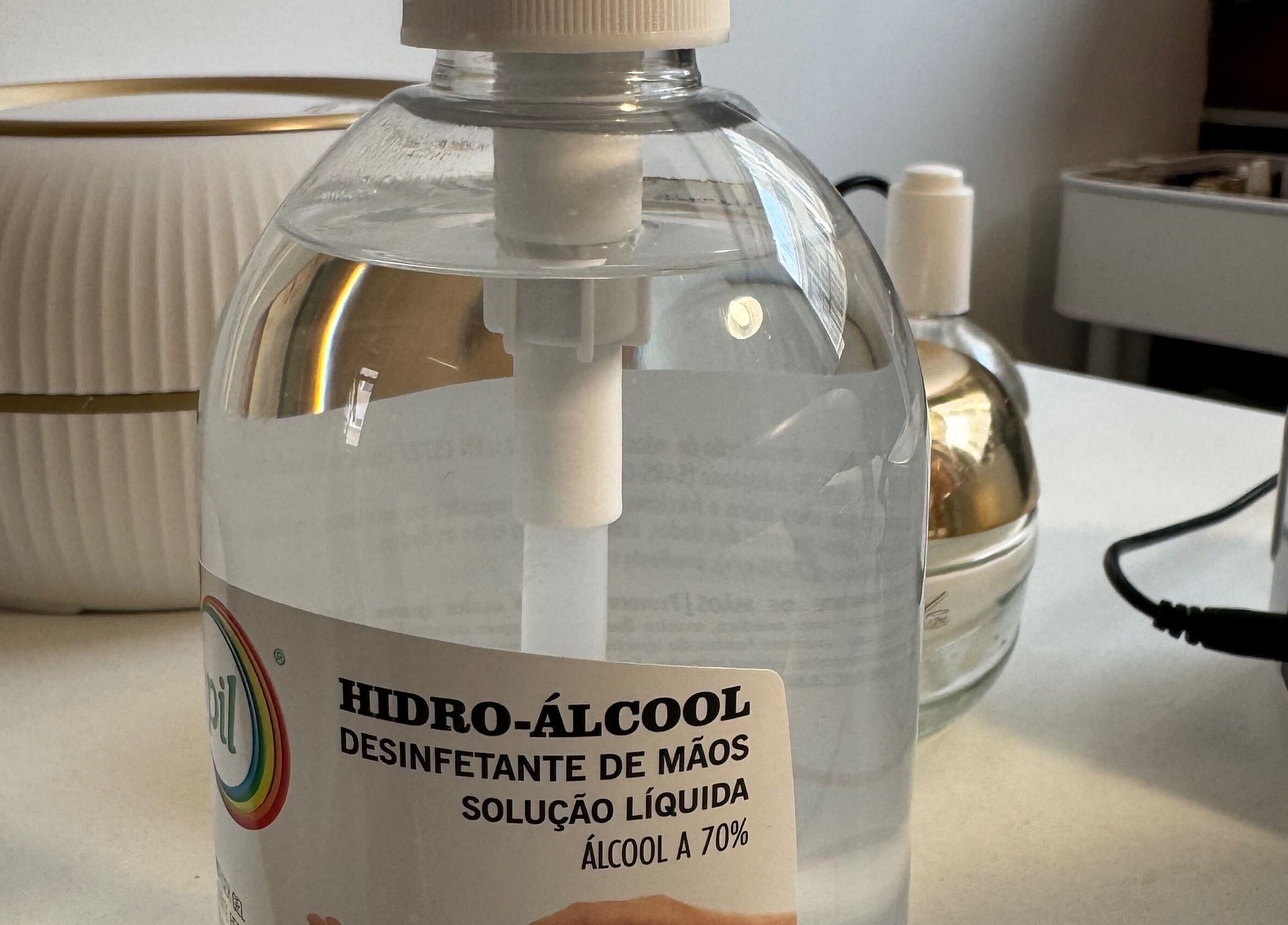 Frasco de desinfetante de mãos na mesa de Karen Passos, Algés, Lisboa, PT.