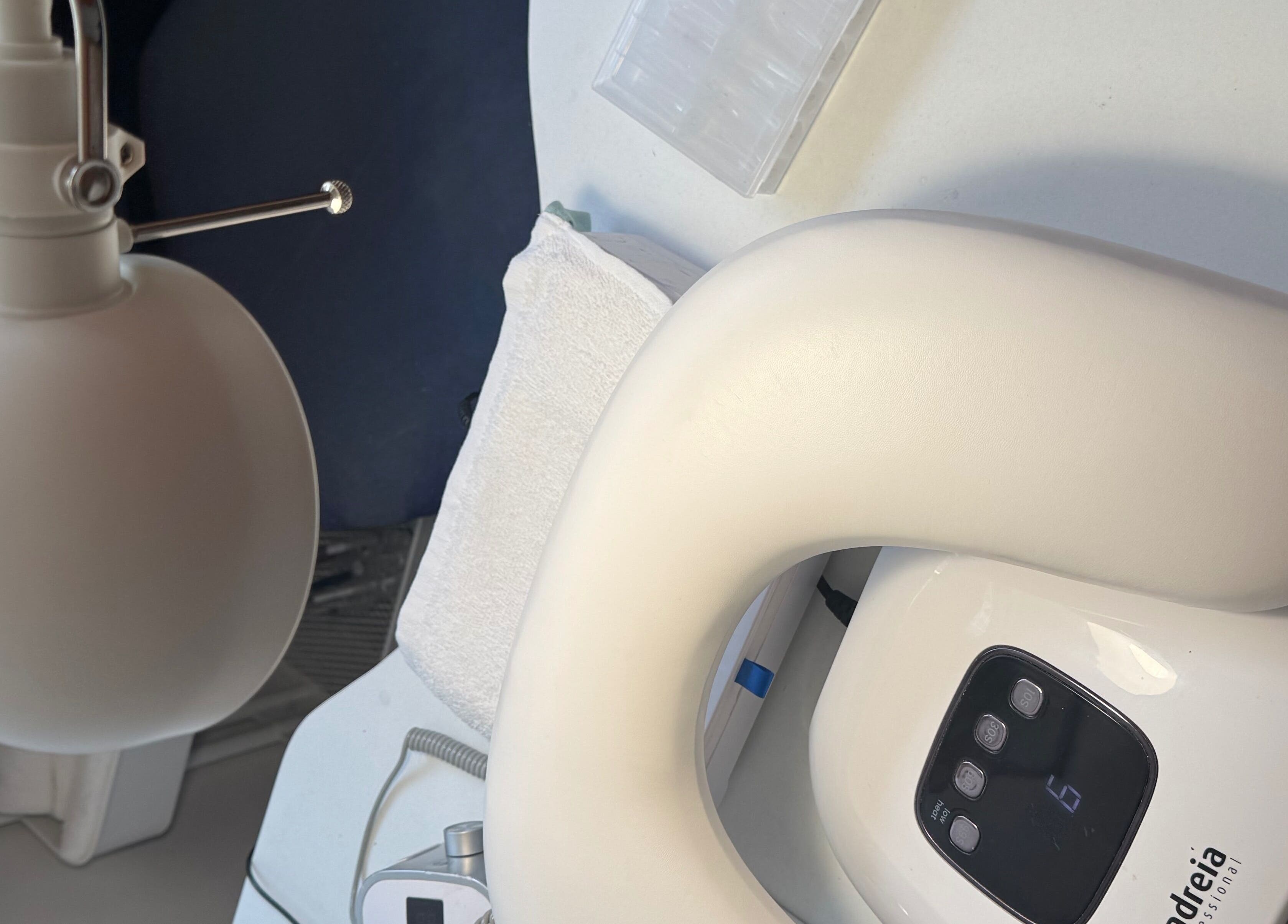 Mesa de tratamento em Karen Passos, Algés, Lisboa, PT com equipamento moderno de spa.