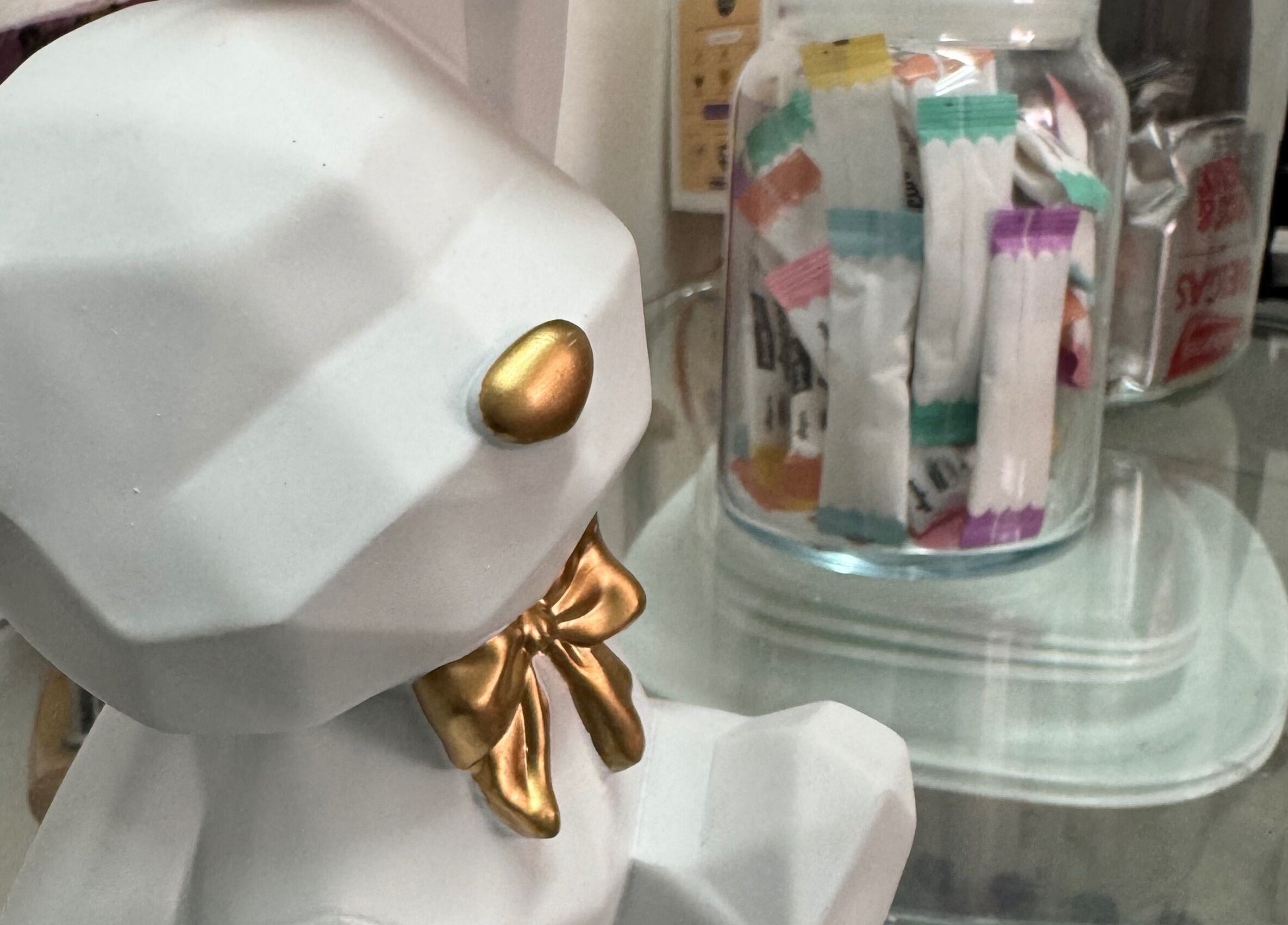 Decoração charmosa no Karen Passos, Algés, Lisboa, PT com urso estilizado e jarro de doces.