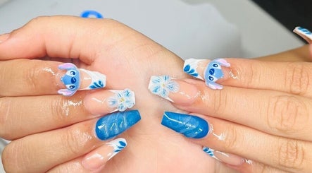 Elegant blue flower nail art at Mdh Nails, Toronto, Ontario, CA. Perfect blend of creativity and style.