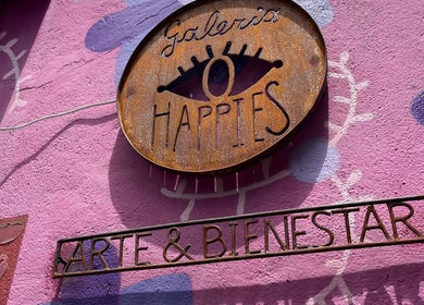 Fachada colorida con mural de arte y bienestar en Cosmefert, Valparaíso, Valparaíso, CL.