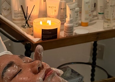 جلسة علاج الوجه في نعومة أنثى، الرياض، الرياض. مستحضرات تجميل وراحة فاخرة.