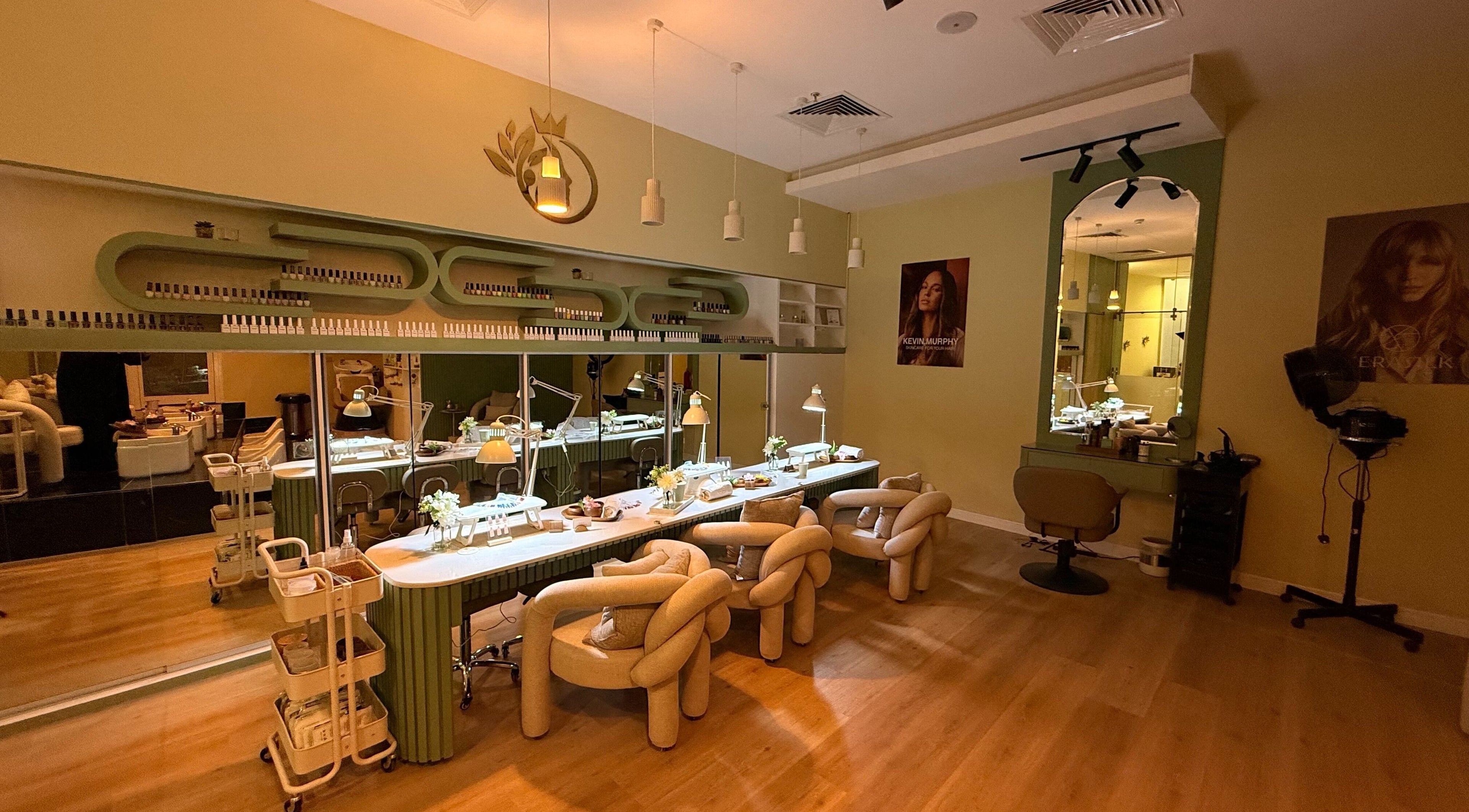 داخل نعومة أنثى سبا في الرياض، الرياض. منطقة لمنيكير مع مرايا وزخارف هادئة وأثاث مريح.