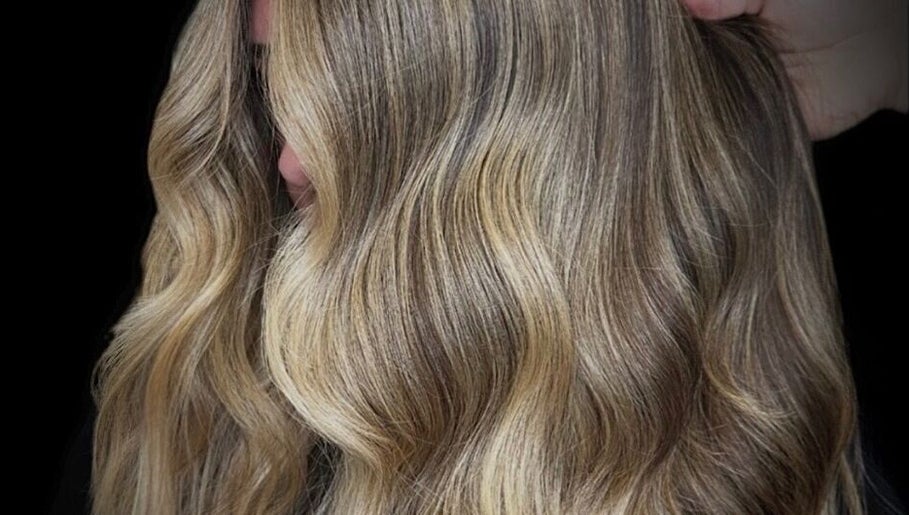 Blonde waves styled at BLONDE BY LUCKE in Astoria, New York, US showcasing expert hairstyling techniques.